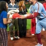 Abbott Elementary lleva a su equipo al estadio de los Philadelphia Phillies
