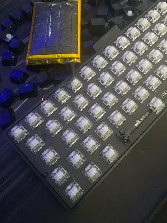 Una batería hinchada obliga a retirar un teclado inalámbrico de SteelSeries