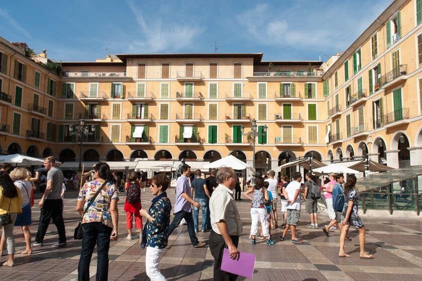Brunzit llena las plazas de Palma con cenas vecinales frente a la presión turística