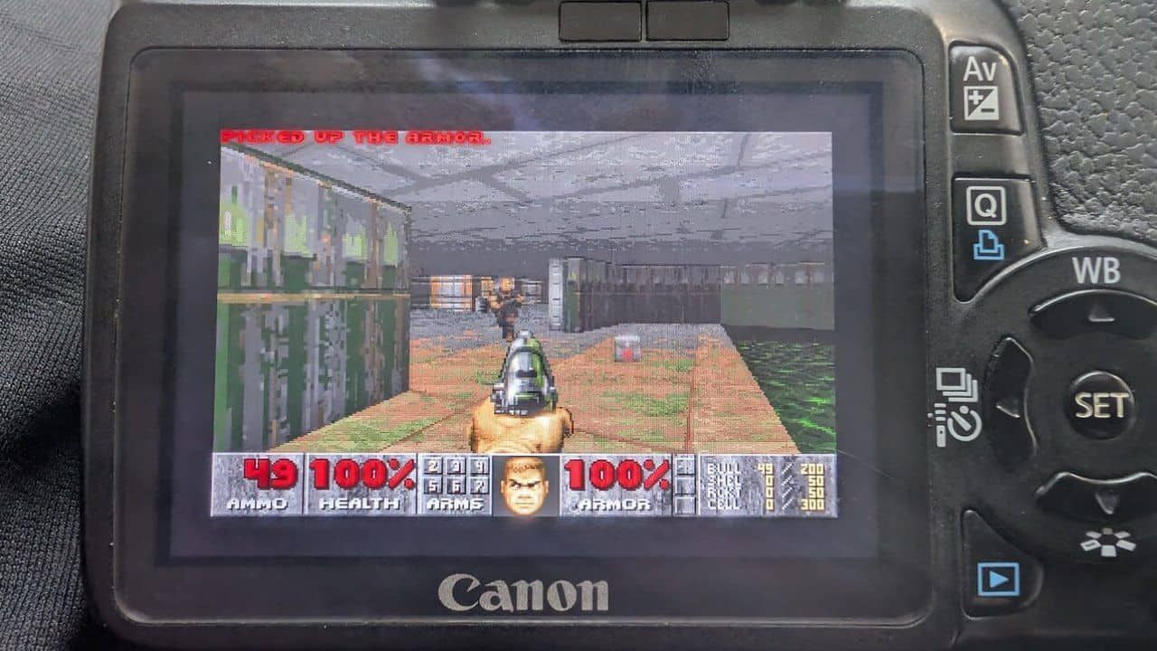 Doom convierte una Canon EOS 550D en una consola portátil de 2010