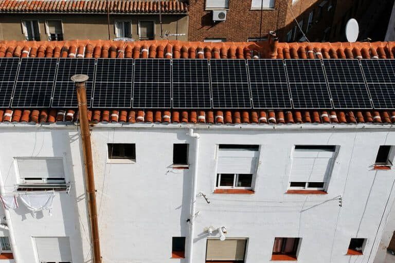 España alcanza un récord solar, pero la red no puede integrar toda la energía