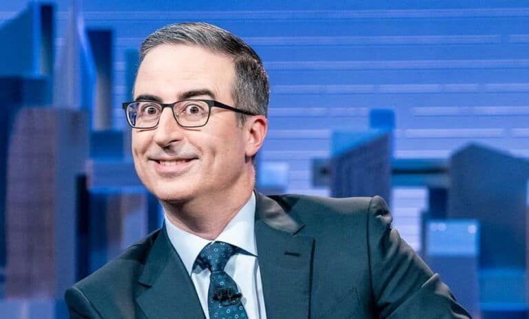 John Oliver aborda la polémica del cambio de avión de Trump en Last Week Tonight