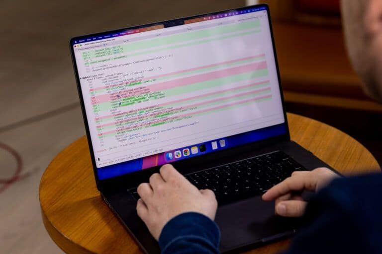 Massachusetts prepara nuevas salvaguardas para la inteligencia artificial mientras OpenAI alerta de confusión