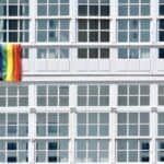 Colgar una bandera en el balcón no implica una multa automática de 3.000 euros