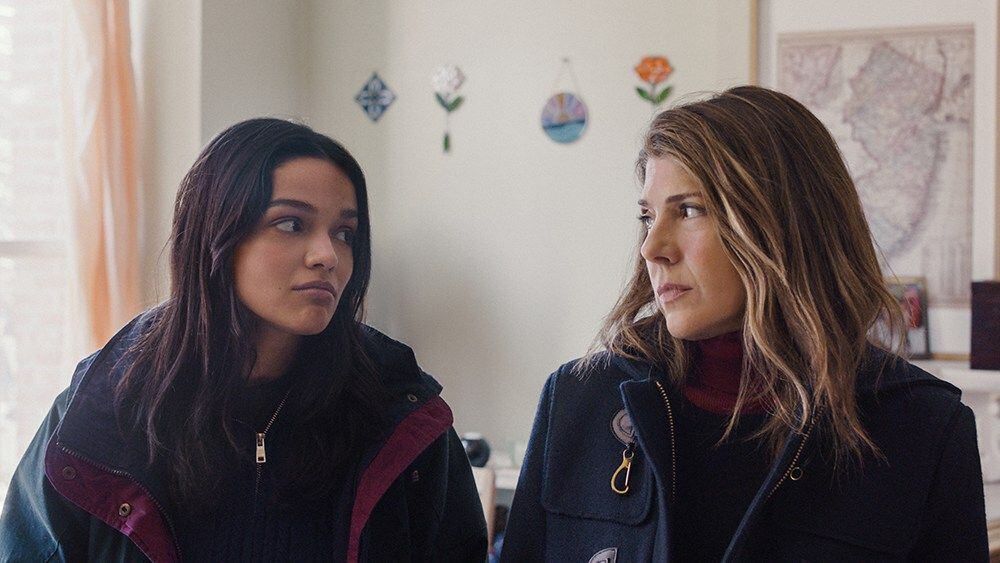 Rachel Zegler y Marisa Tomei protagonizan la primera imagen de She Gets It From Me