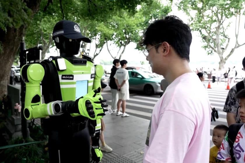 El robot T2 ya dirige el tráfico en Hangzhou y detecta infracciones