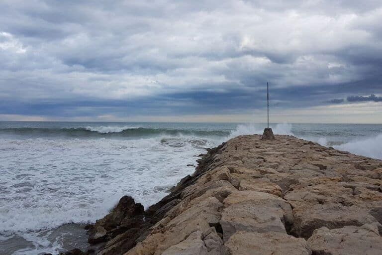 El Mediterráneo alcanza 28,8 °C en Málaga y aumenta el potencial de lluvias intensas en otoño