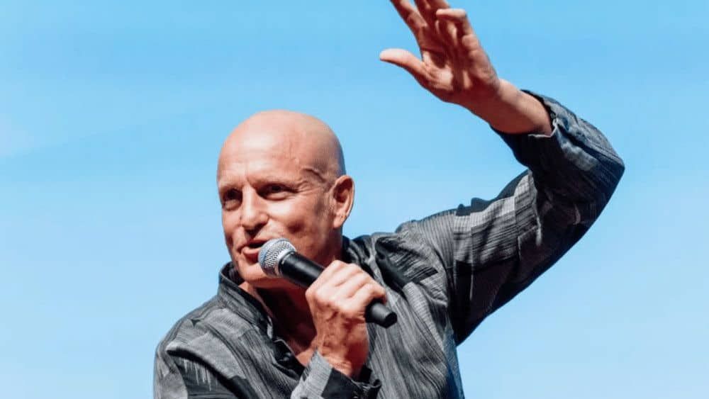 Woody Harrelson elogia The Debut de Jesse Eisenberg y aclara qué esperar de Brothers