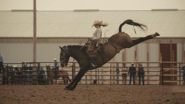 ‘Cheyenne’ pone el foco en las mujeres que desafían al rodeo a lomos de broncos