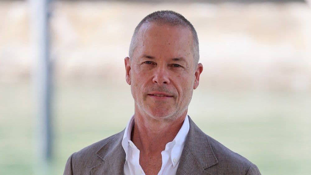 Guy Pearce protagonizará Bottle, un thriller irlandés dirigido por Andrew Baird