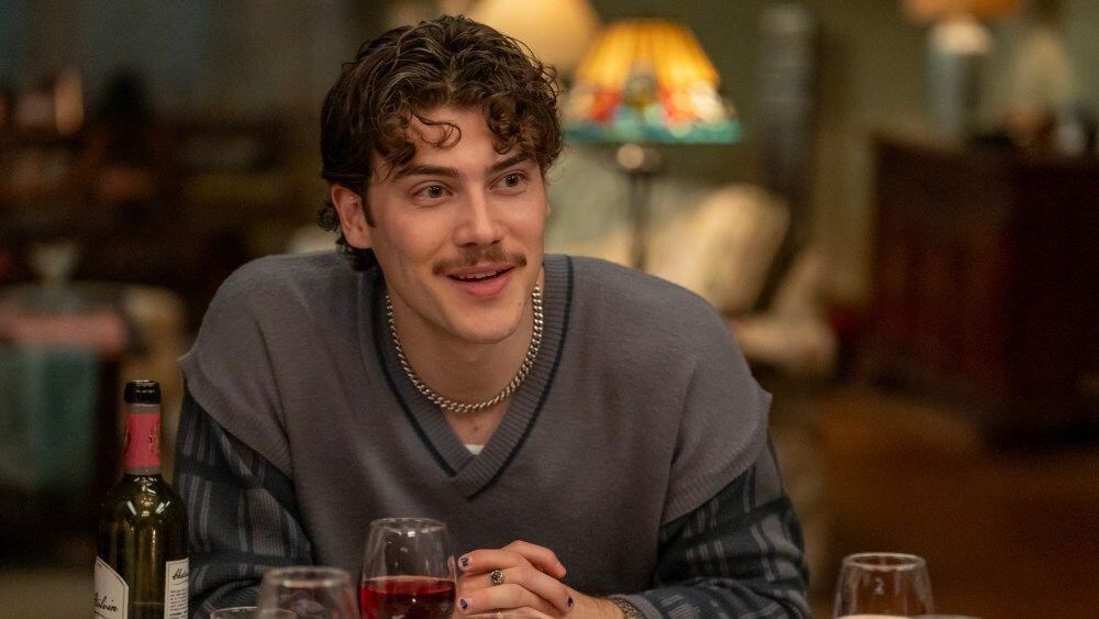 Jack Innanen comenta la segunda temporada de Adults y plantea un episodio de Halloween para la tercera