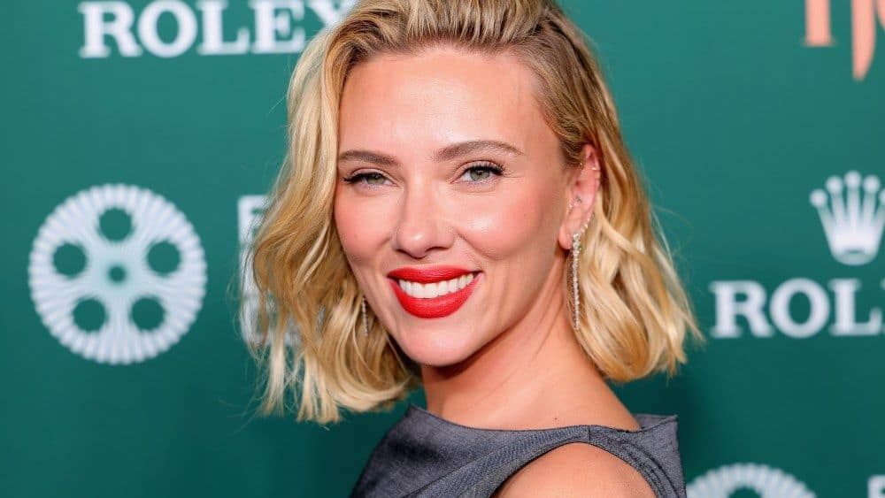 Scarlett Johansson se reúne con Adam Driver y Miles Teller en el estreno de Paper Tiger en Nueva York