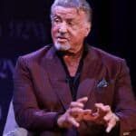 Sylvester Stallone cuestiona los físicos de las películas de superhéroes y compara los esteroides con un disfraz