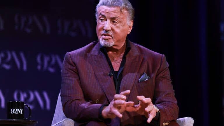 Sylvester Stallone cuestiona los físicos de las películas de superhéroes y compara los esteroides con un disfraz