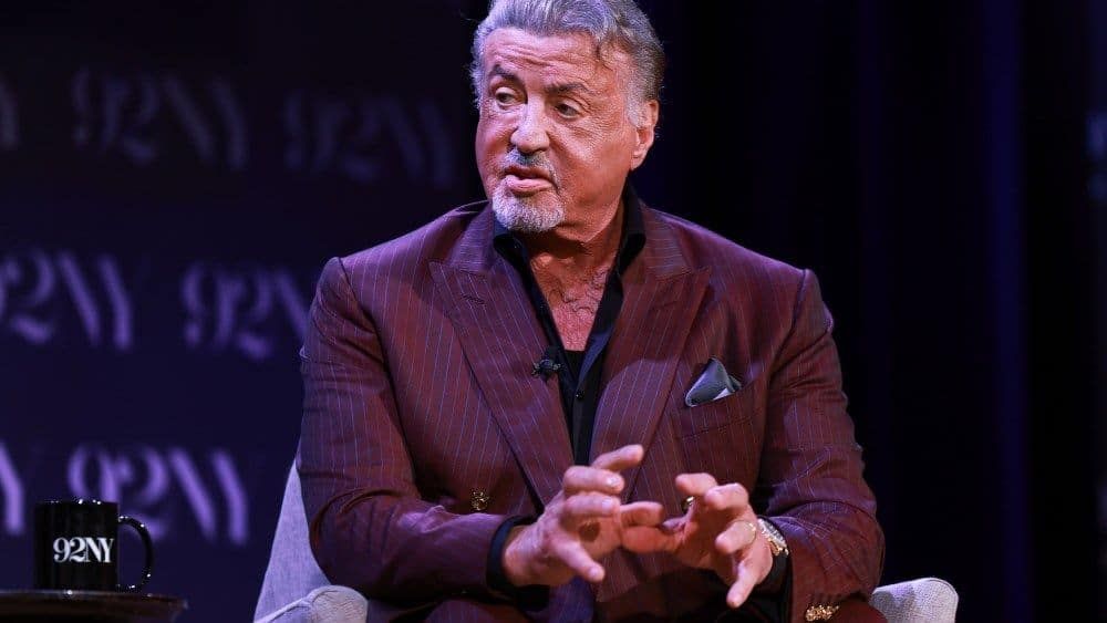 Sylvester Stallone cuestiona los físicos de las películas de superhéroes y compara los esteroides con un disfraz