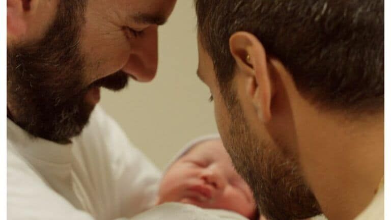 Father Father retrata a una pareja israelí-palestina que recibe a su hijo antes del ataque del 7 de octubre