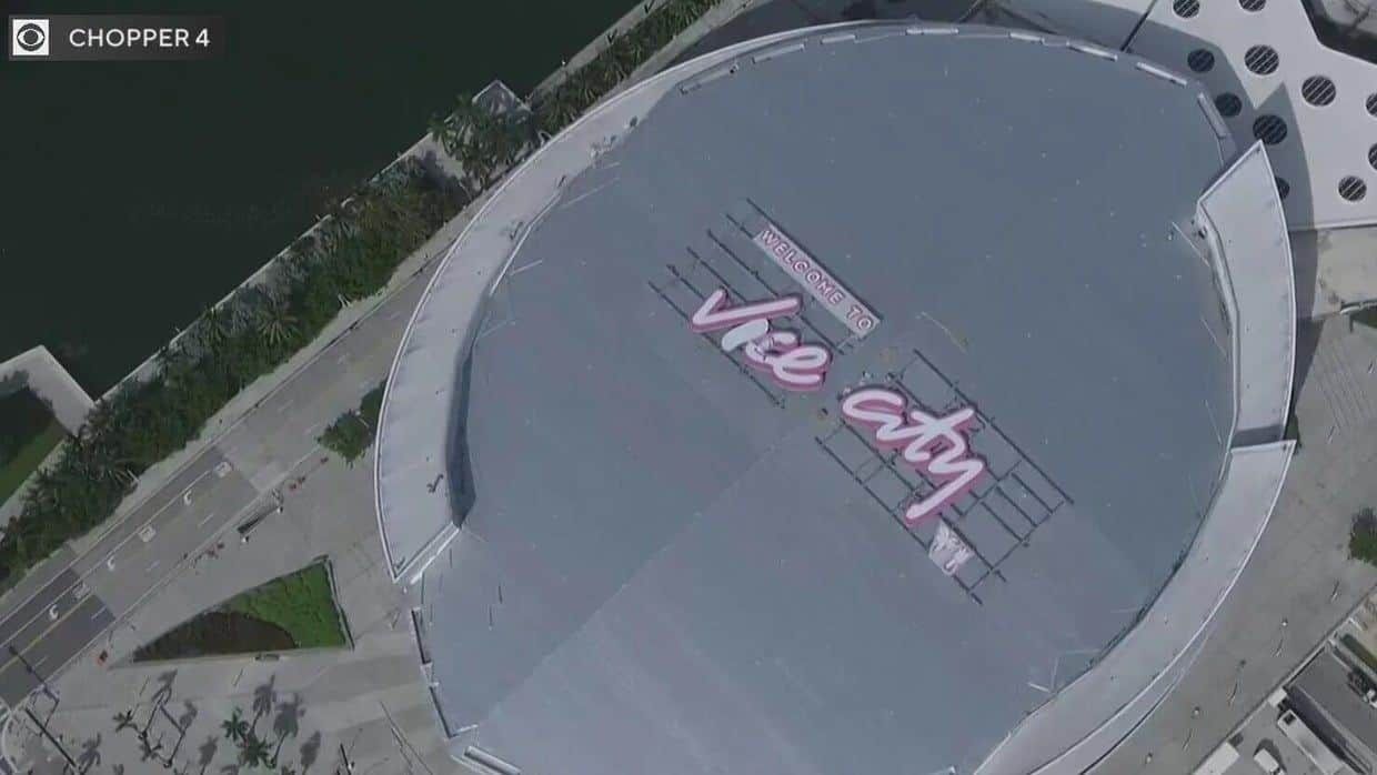 Vue aérienne du Kaseya Center de Miami avec le panneau rose Welcome to Vice City de GTA VI sur son toit