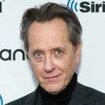 Richard E. Grant se delata como traidor en el estreno de Celebrity Traitors