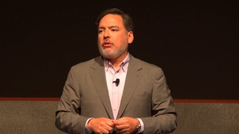 Shawn Layden cuestiona que PlayStation abandone los juegos físicos en 2028